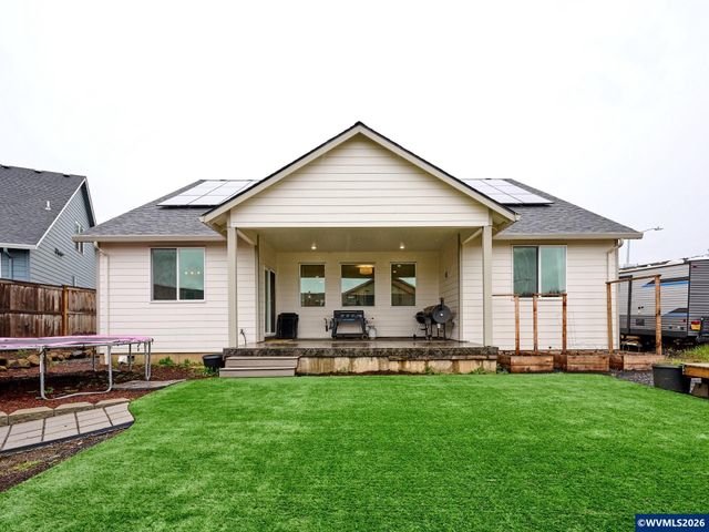 833 Hawk Dr, Silverton, OR 97381