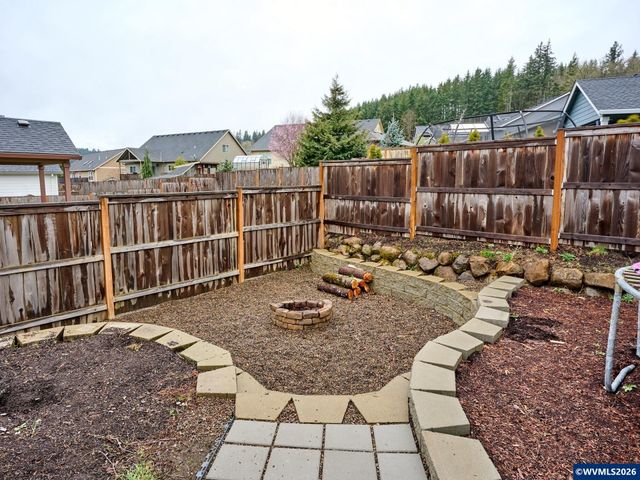 833 Hawk Dr, Silverton, OR 97381