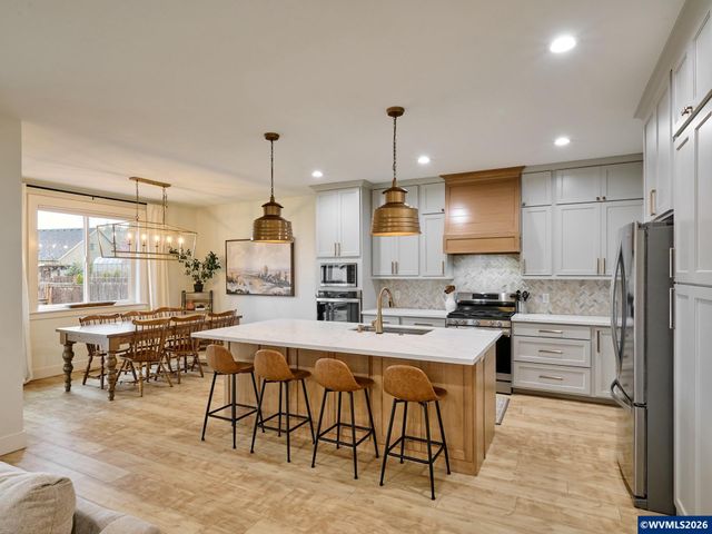 833 Hawk Dr, Silverton, OR 97381