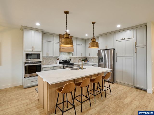 833 Hawk Dr, Silverton, OR 97381