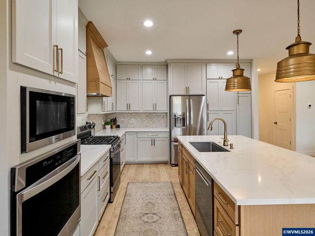 833 Hawk Dr, Silverton, OR 97381