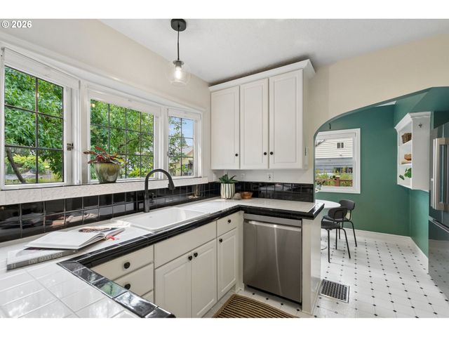 5735 Ne KLICKITAT St, Portland, OR 97213