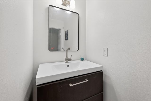 724 Country Place Drive E, Houston, TX 77079