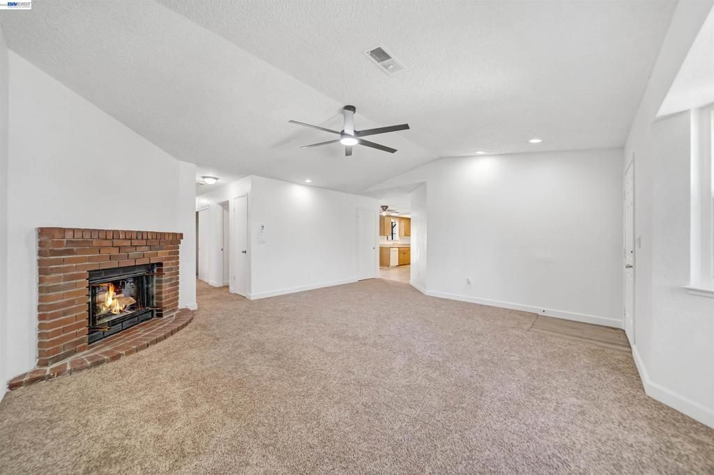 Image 4 of property listing at 913 Inez Dr, Modesto, CA 95351