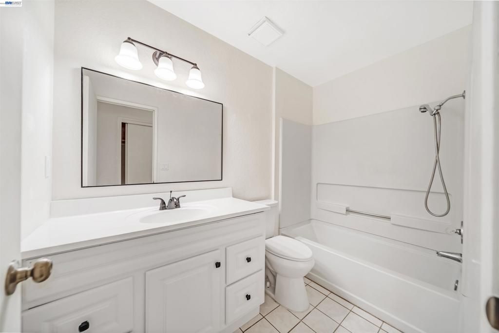 Image 8 of property listing at 913 Inez Dr, Modesto, CA 95351
