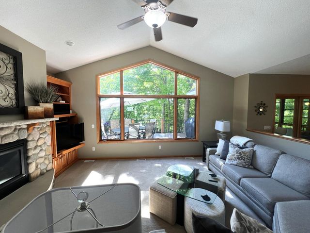 8551 Summit Oaks Bay, Savage, MN 55378