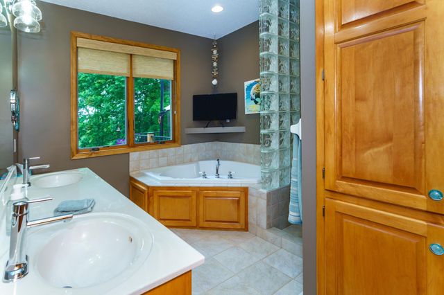 8551 Summit Oaks Bay, Savage, MN 55378