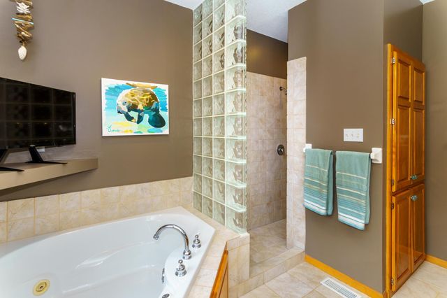 8551 Summit Oaks Bay, Savage, MN 55378
