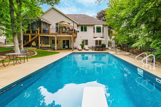 8551 Summit Oaks Bay, Savage, MN 55378