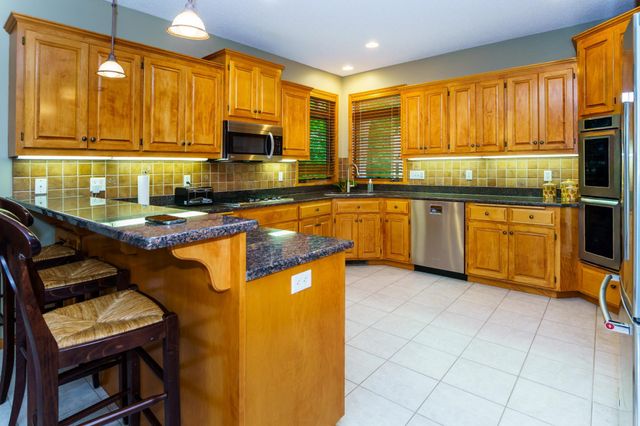 8551 Summit Oaks Bay, Savage, MN 55378