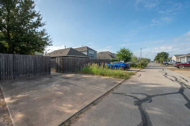 4616 Esper LN 338, Austin, TX 78725