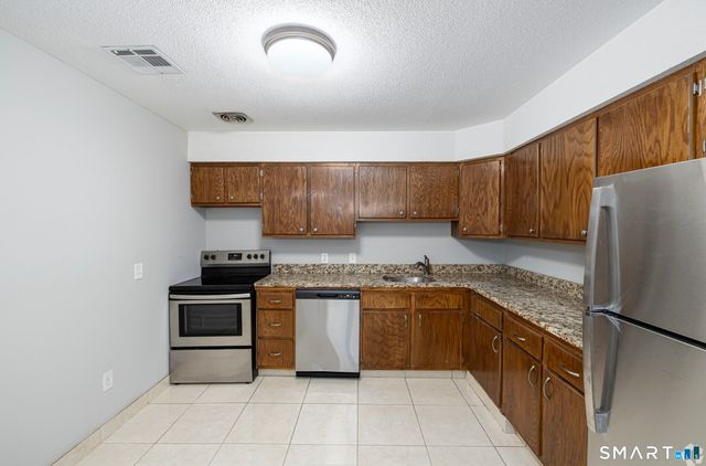 25 Stanley Street B6, West Hartford, CT 06107