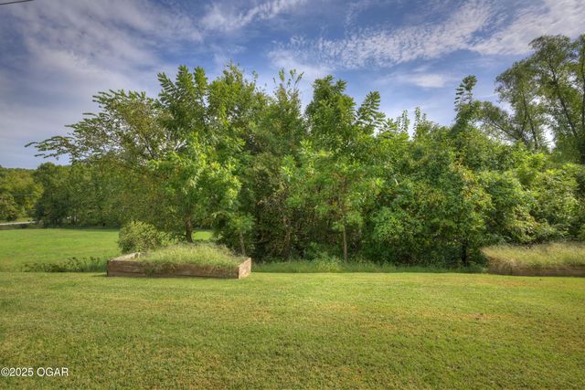 1701 Village Lane, Neosho, MO 64850