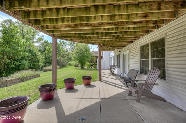 1701 Village Lane, Neosho, MO 64850