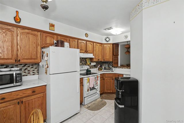 2410 Farmers Avenue 16, Bellmore, NY 11710