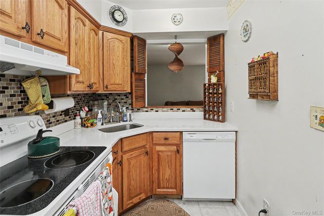 2410 Farmers Avenue 16, Bellmore, NY 11710