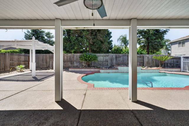 2116 Steinbeck Dr, Modesto, CA 95356