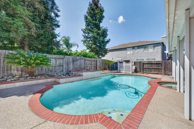 2116 Steinbeck Dr, Modesto, CA 95356