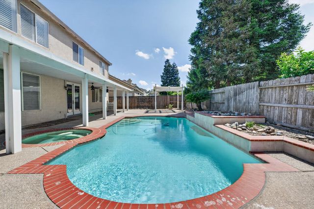 2116 Steinbeck Dr, Modesto, CA 95356