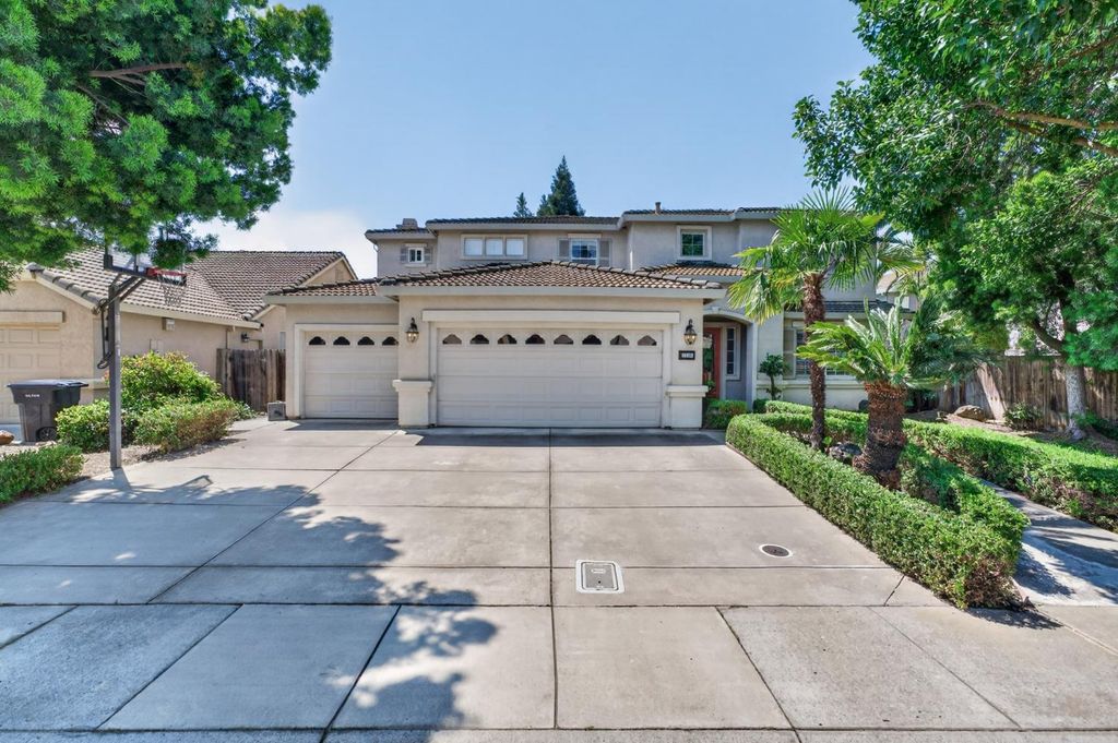 2116 Steinbeck Dr, Modesto, CA 95356