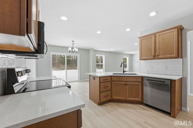 809 Knights Crossing, Kendallville, IN 46755