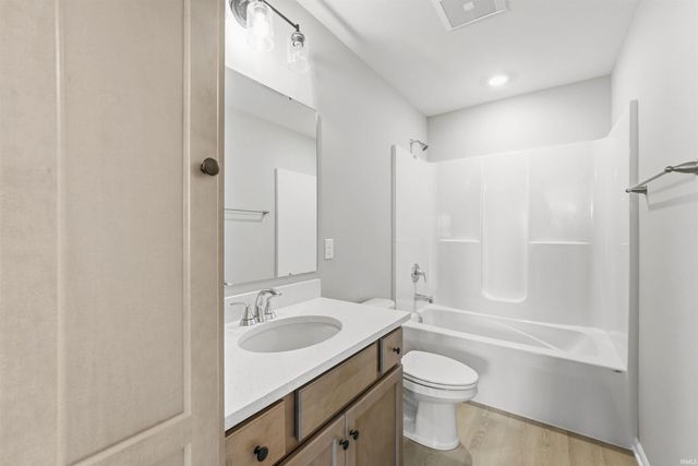 809 Knights Crossing, Kendallville, IN 46755