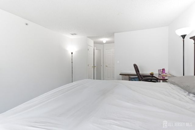 15 Wilmbelton Court, Edison, NJ 08820