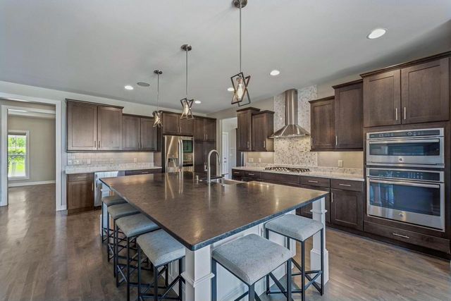 W79N423 Ridgeway LANE, Cedarburg, WI 53012