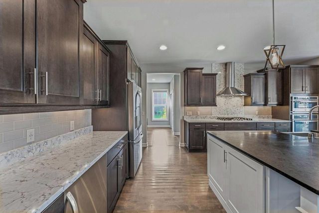 W79N423 Ridgeway LANE, Cedarburg, WI 53012
