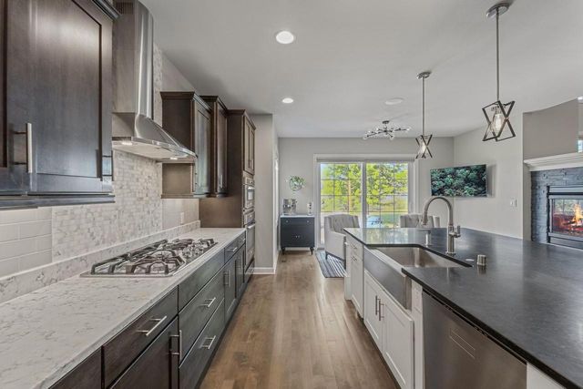 W79N423 Ridgeway LANE, Cedarburg, WI 53012