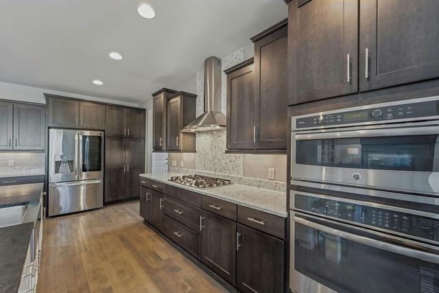 W79N423 Ridgeway LANE, Cedarburg, WI 53012