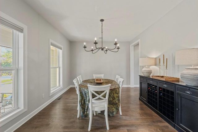 W79N423 Ridgeway LANE, Cedarburg, WI 53012