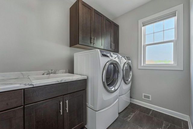 W79N423 Ridgeway LANE, Cedarburg, WI 53012