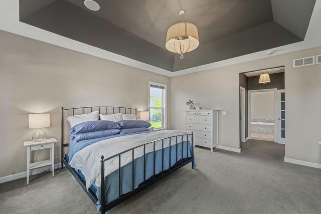 W79N423 Ridgeway LANE, Cedarburg, WI 53012
