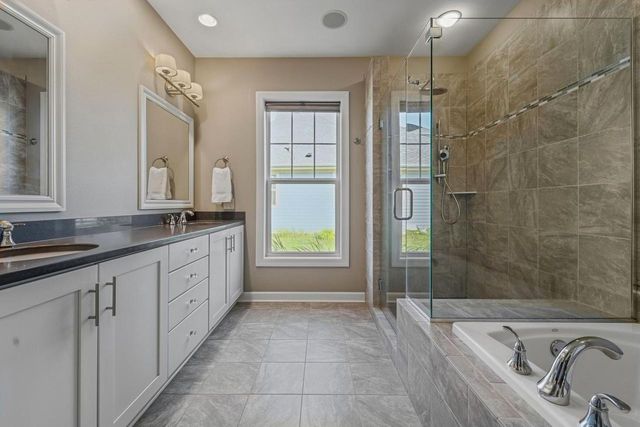 W79N423 Ridgeway LANE, Cedarburg, WI 53012