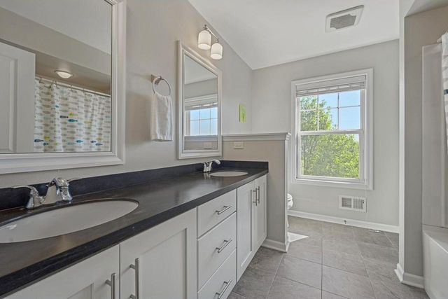 W79N423 Ridgeway LANE, Cedarburg, WI 53012