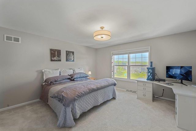 W79N423 Ridgeway LANE, Cedarburg, WI 53012
