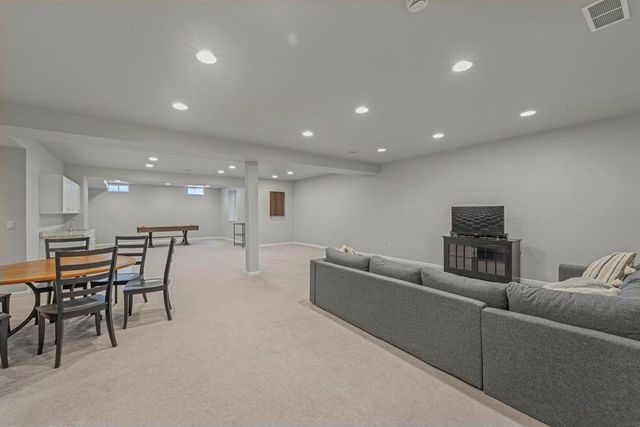 W79N423 Ridgeway LANE, Cedarburg, WI 53012