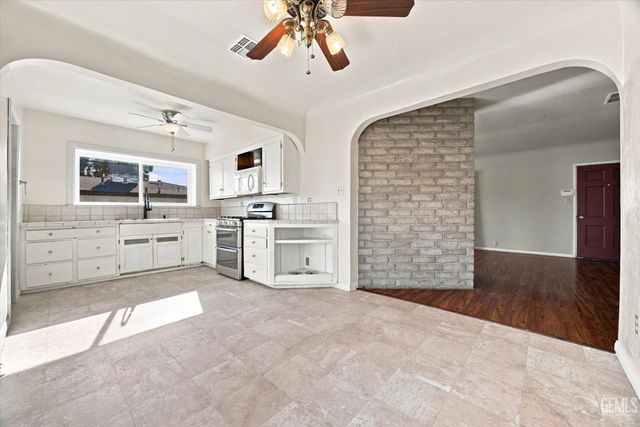 1904 Radiance Drive, Bakersfield, CA 93304