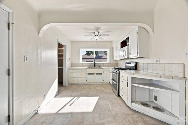 1904 Radiance Drive, Bakersfield, CA 93304