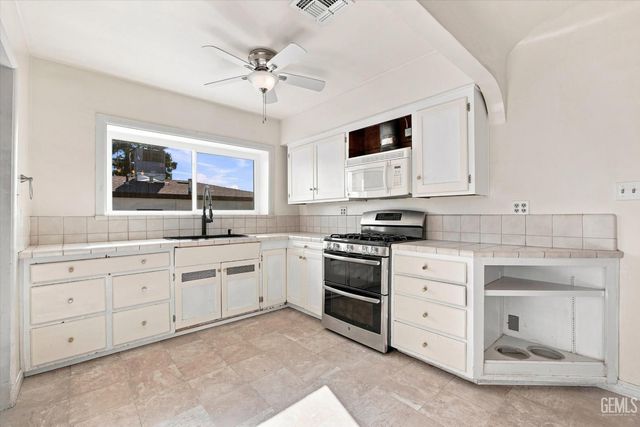 1904 Radiance Drive, Bakersfield, CA 93304