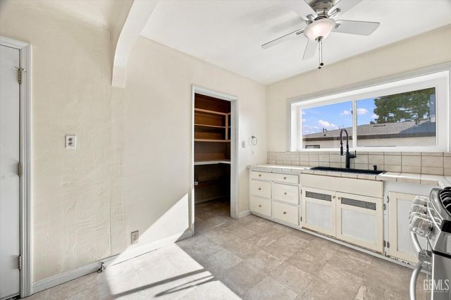 1904 Radiance Drive, Bakersfield, CA 93304