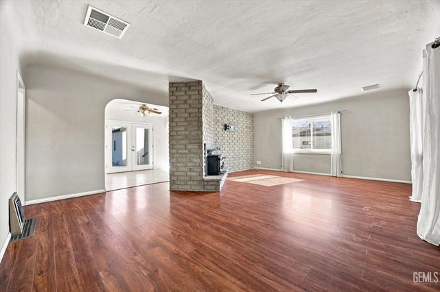 1904 Radiance Drive, Bakersfield, CA 93304