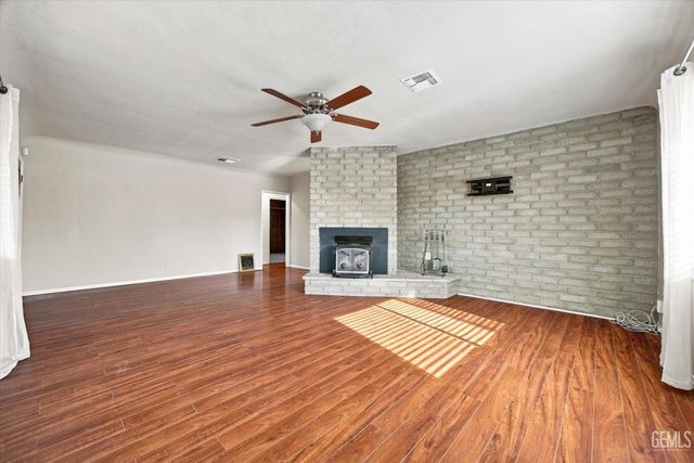 1904 Radiance Drive, Bakersfield, CA 93304