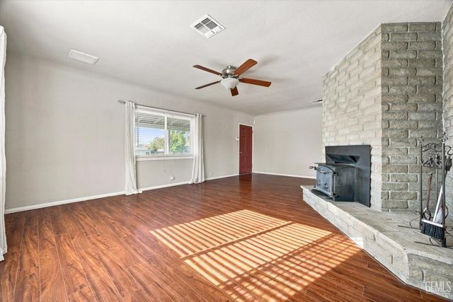 1904 Radiance Drive, Bakersfield, CA 93304