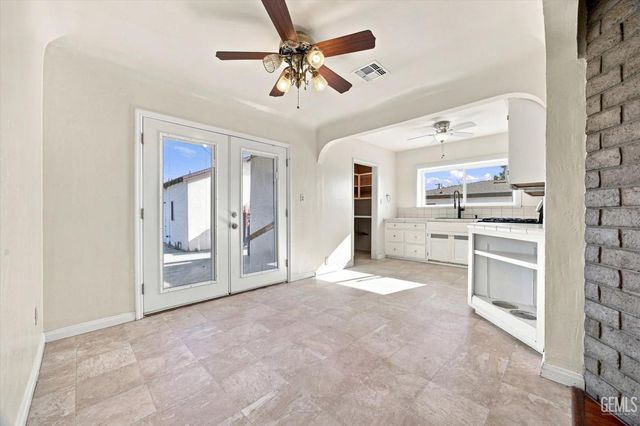 1904 Radiance Drive, Bakersfield, CA 93304