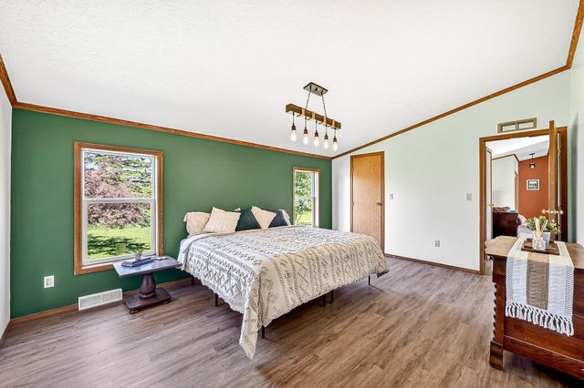 5404 S Midbon Road, Superior, WI 54880