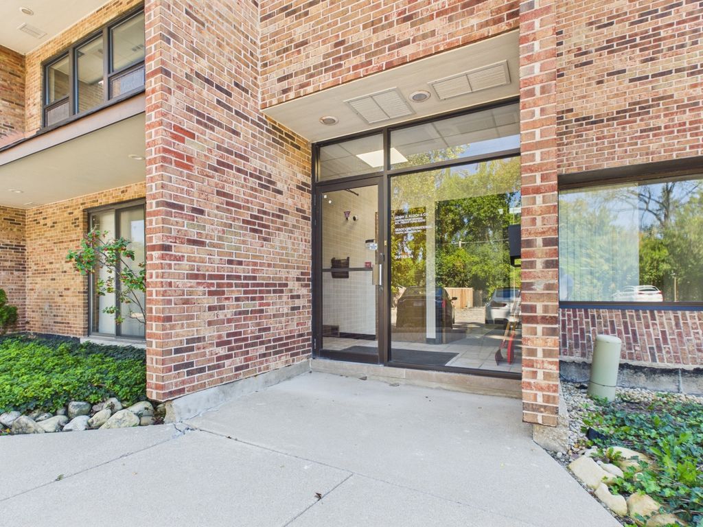 501 W Ogden Avenue 3, Hinsdale, IL 60521 — photo 2