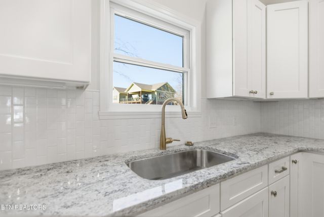 5613 Stoneleigh Rd, Knoxville, TN 37912