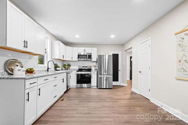 806 4th Street Drive NW, Hickory, NC 28601